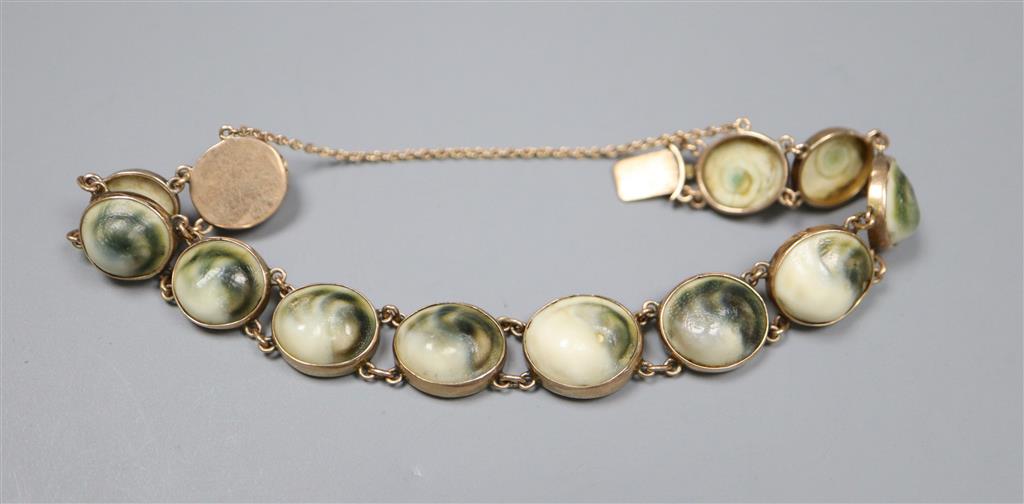 An Edwardian yellow metal and graduated shell set bracelet, 16cm, gross 12.9 grams.